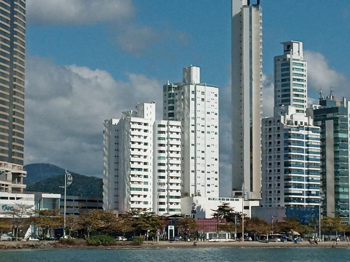 3 Suites Linda Vista Da Orla De Bc A 50M Da Praia - Somente Familiares Balneário Camboriú 外观 照片