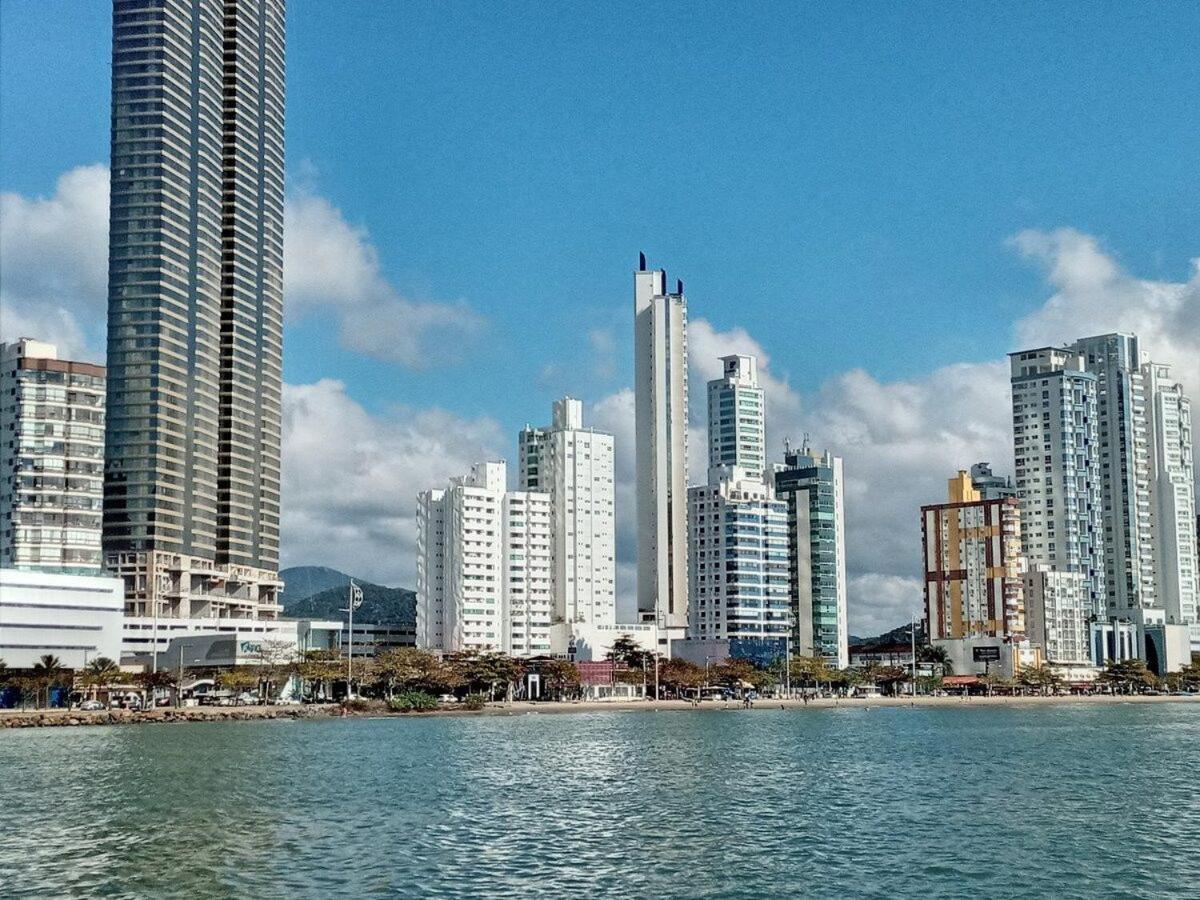 3 Suites Linda Vista Da Orla De Bc A 50M Da Praia - Somente Familiares Balneário Camboriú 外观 照片